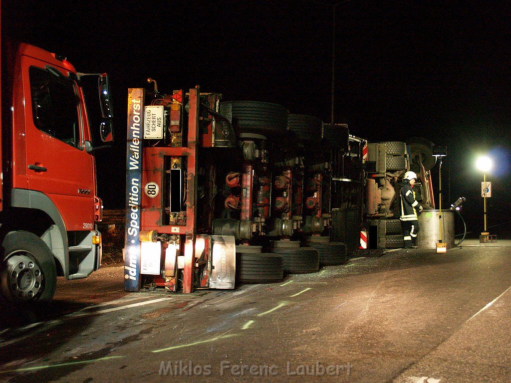 LKW umgestuerzt Koeln Fuehlingen Industriestr P161.JPG